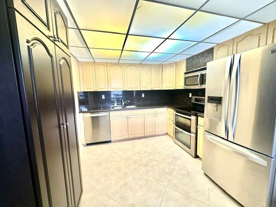 2-bedroom Condo — 1049 Lincoln C