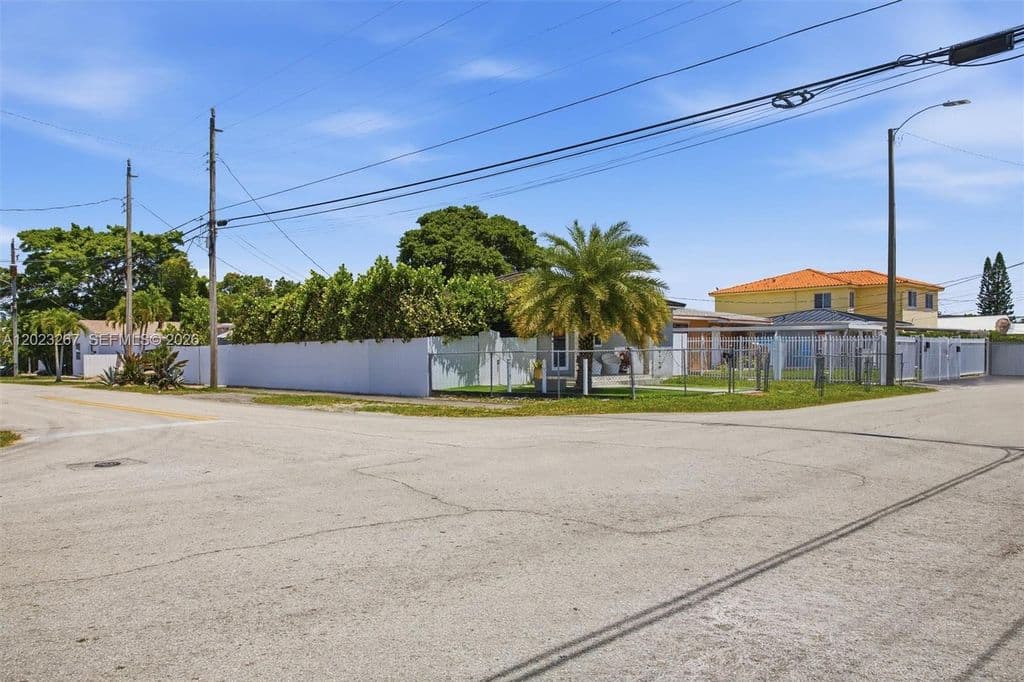 5+1 Müstakil ev — 301 SW 36th Ave