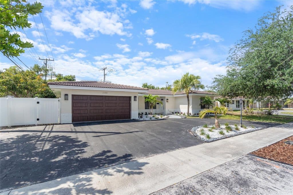 5+1 Müstakil ev — 2280 NE 62nd Street