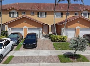 3+1 Townhouse — 550 Saint Tropez Ln, Margate, 33068