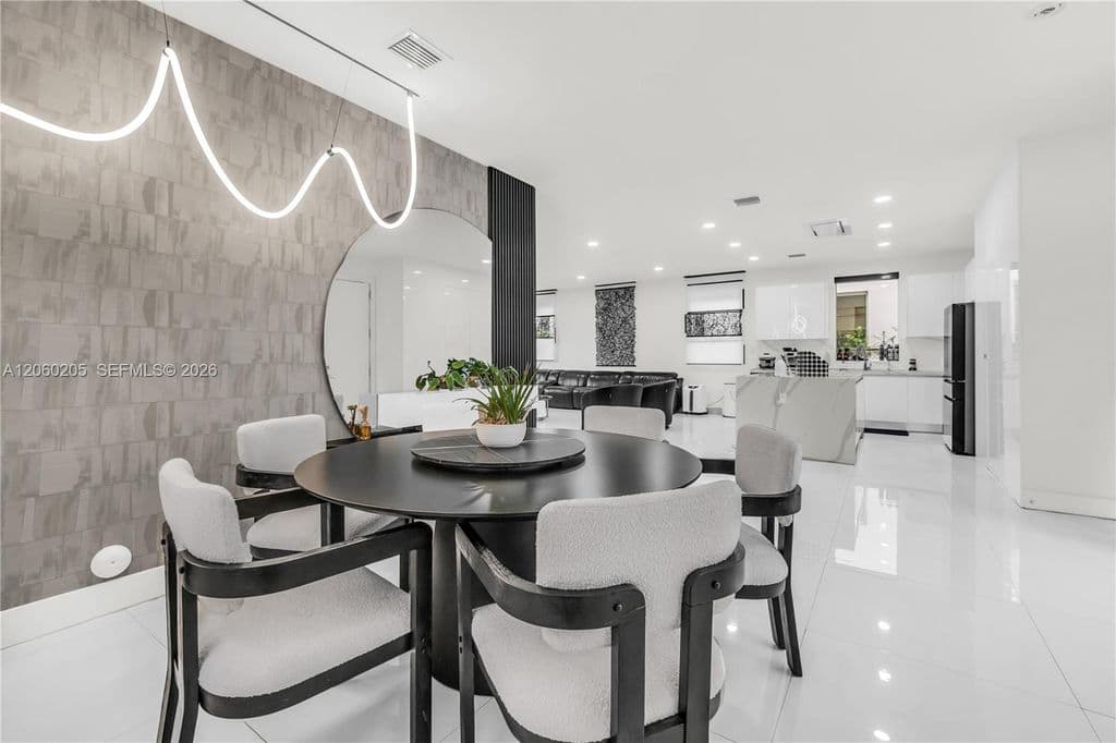 5-bedroom Single-Family Home — 9730 NW 74th Ter