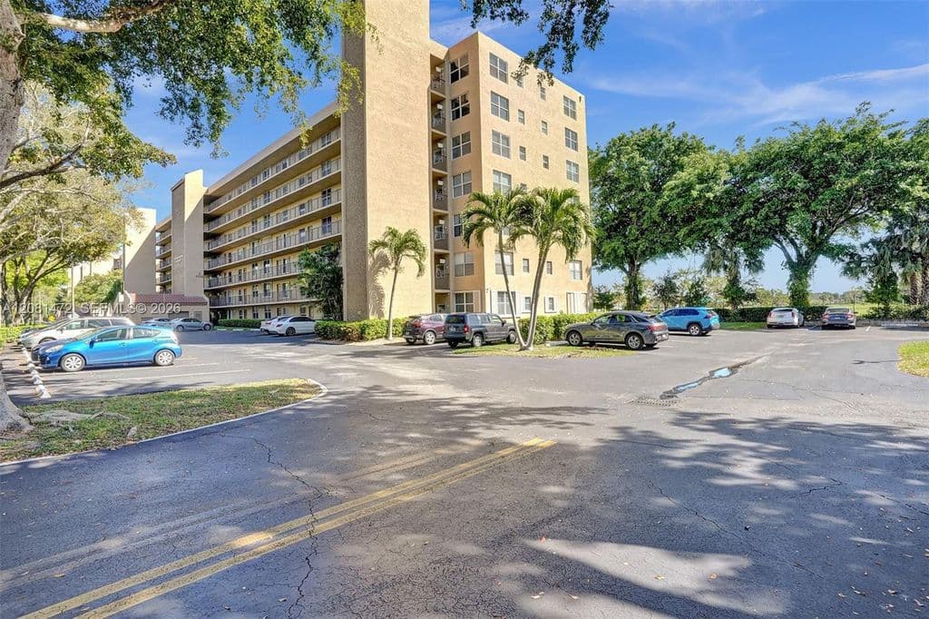 2-bedroom Condo — 4570 NW 18th Ave APT 202