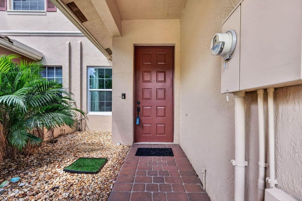3-bedroom Property — 3355 Lakeside Drive
