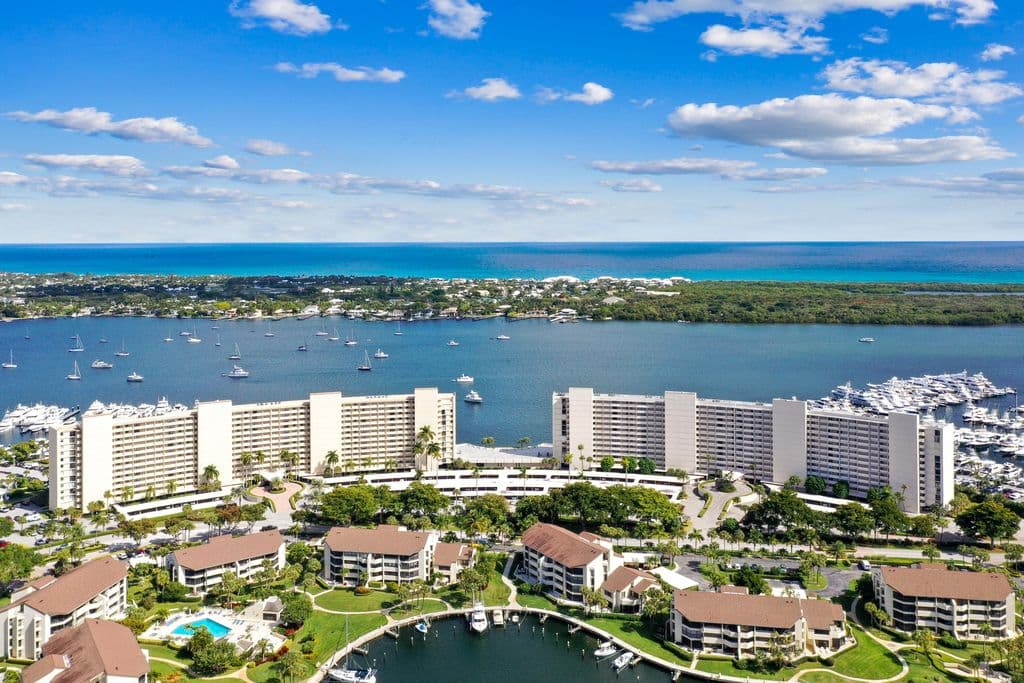 2+1 Condo — 134 Lakeshore Drive #814