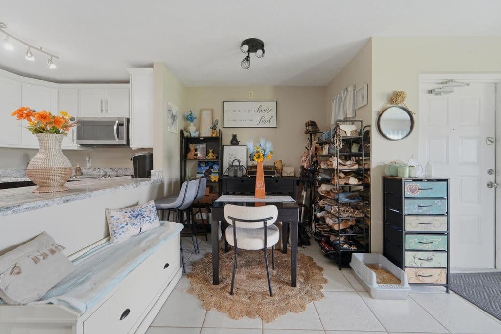 2-bedroom Condo — 1013 GREEN PINE Boulevard #C2