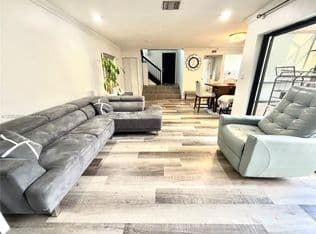 2-bedroom Townhouse — 2041 Bayberry Dr, Pembroke Pines, 33024