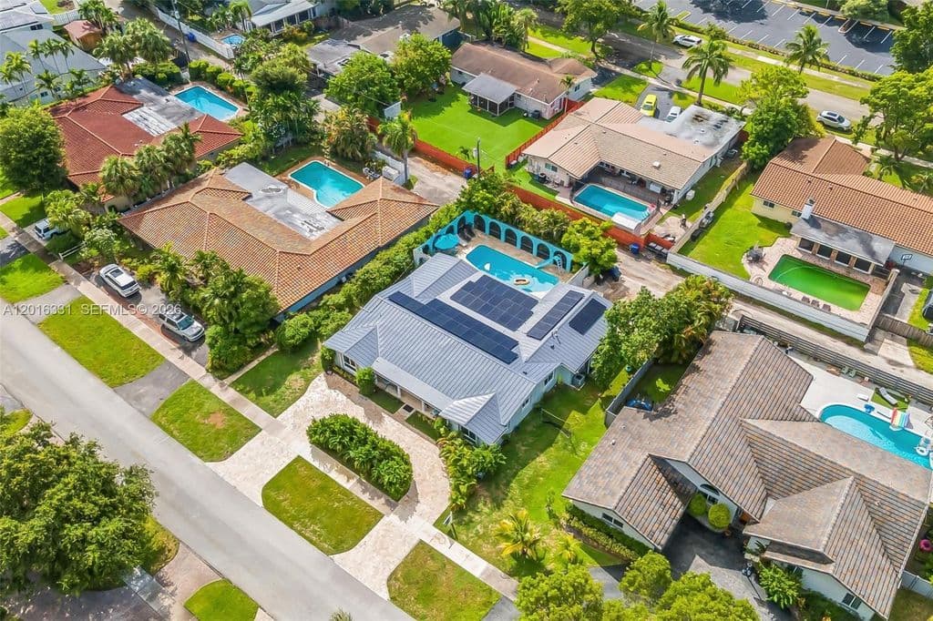 4+1 Müstakil ev — 633 N Crescent Dr