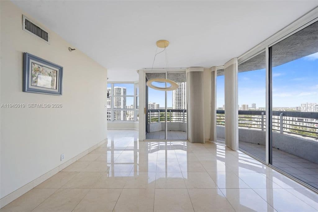 2+1 Condo — 19101 NE 36th Ct APT 2006