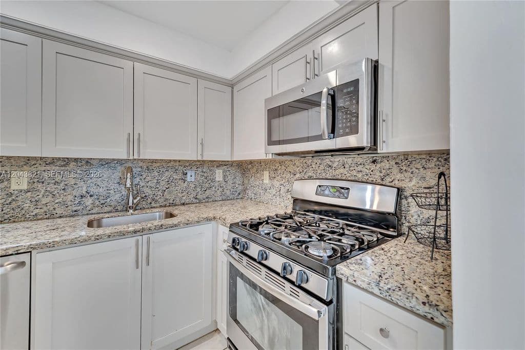 2+1 Condo — 1205 Mariposa Ave APT 307