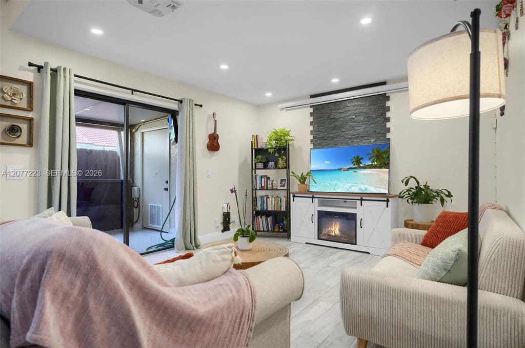 2+1 Mülk — 6538 NW 170th Ter