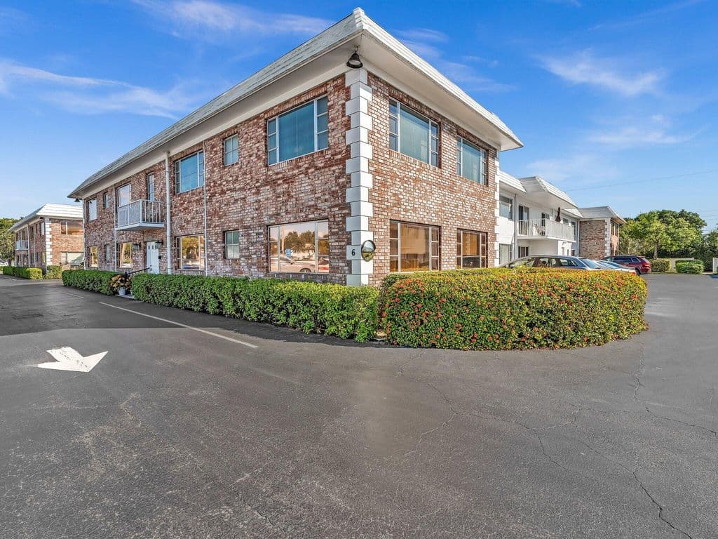 2-bedroom Condo — 330 S Cypress Road #628