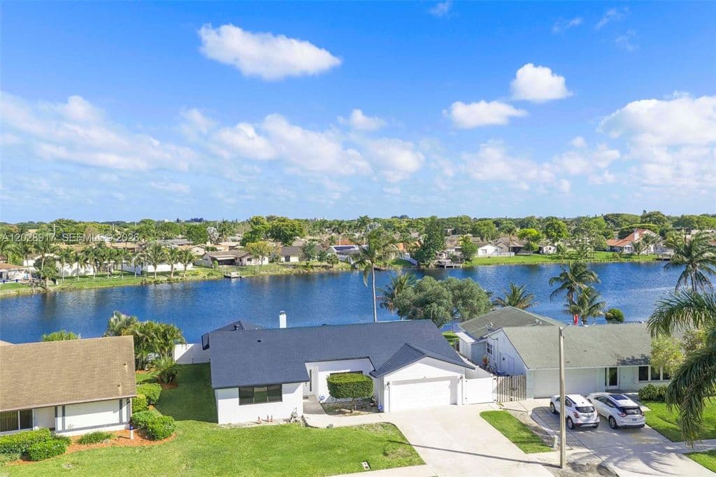 3+1 Müstakil ev — 1310 SW 26th Ave
