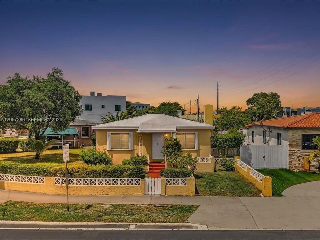 3+1 Müstakil ev — 10 SW 72nd Ave