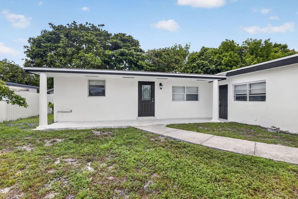 5-bedroom Single-Family Home — 1111 SW 31ST Avenue