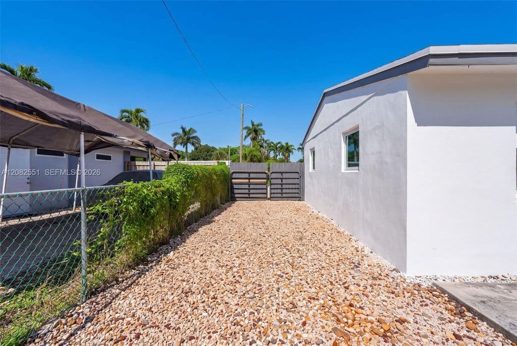 3+1 Müstakil ev — 1541 SW 32nd Ct