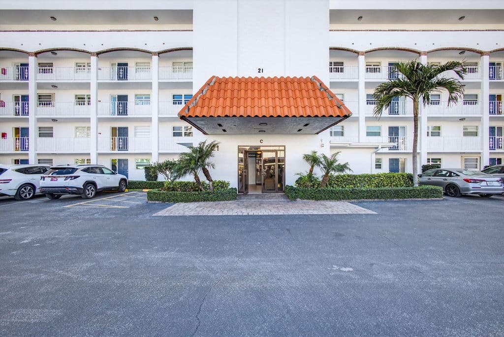 2+1 Condo — 21 Yacht Club Drive #505