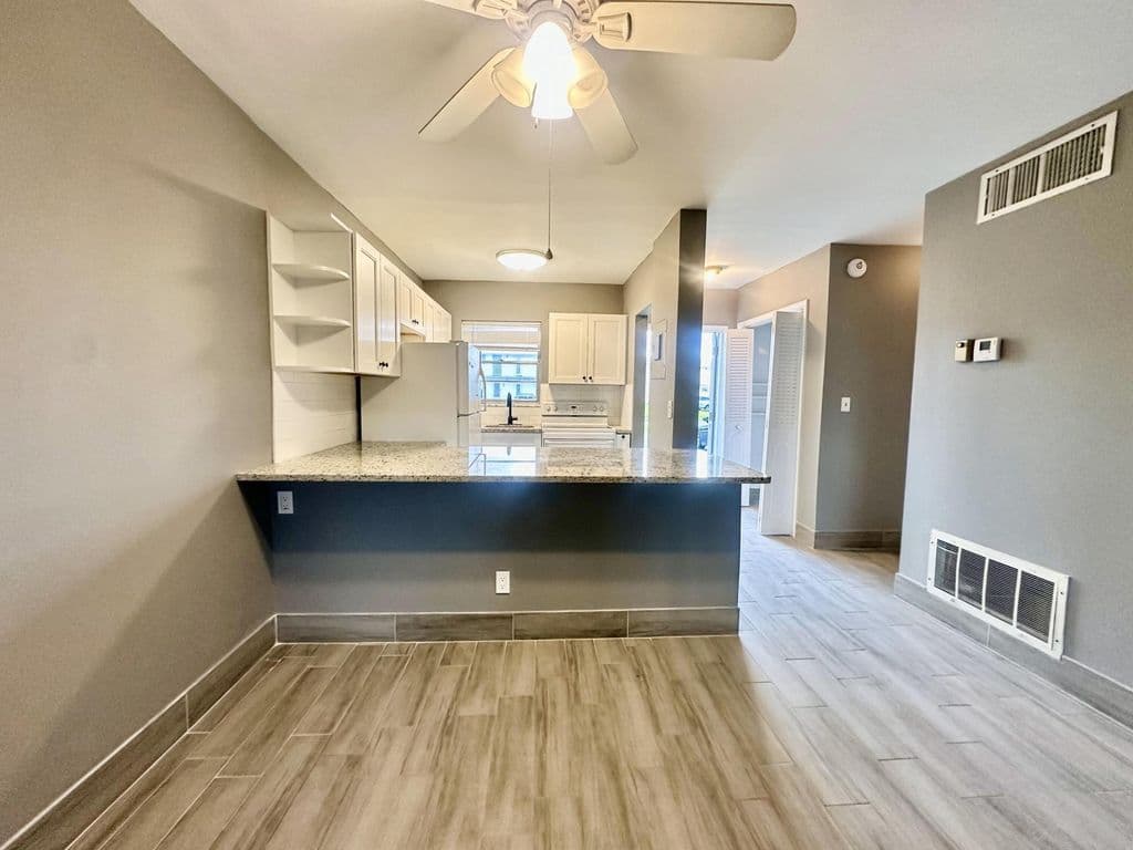 1+1 Condo — 1113 LAKE Terrace #107