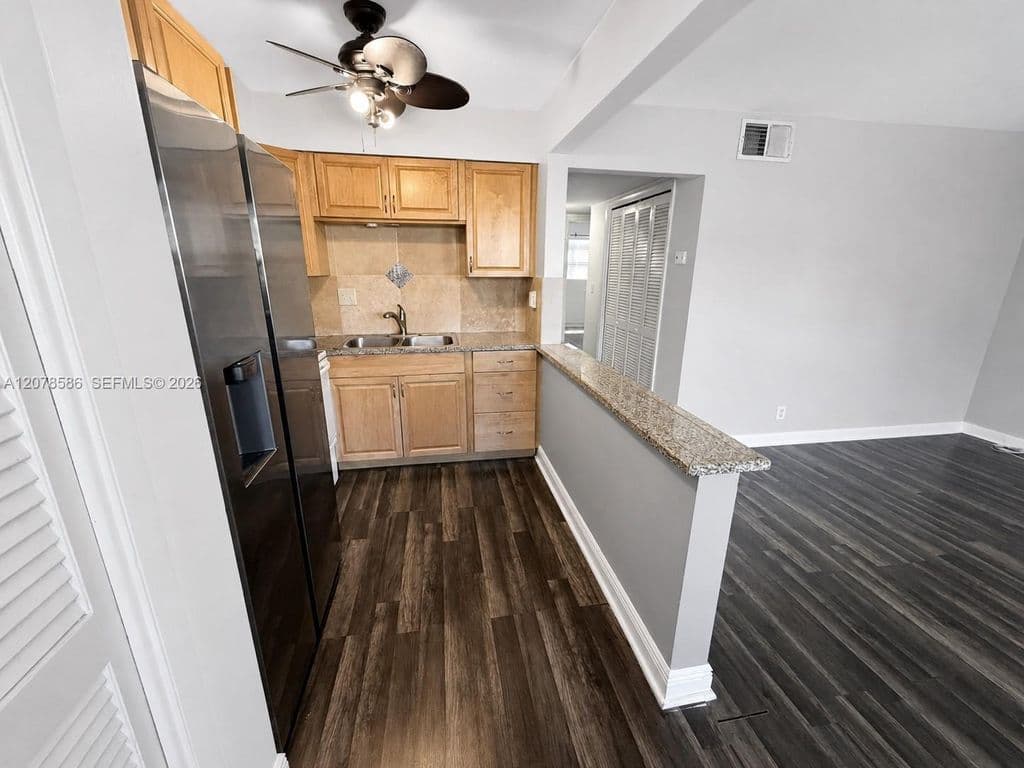 2-bedroom Condo — 4050 NE 12th Ter APT 11-1