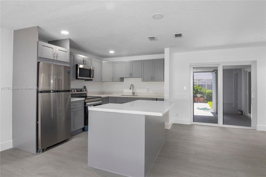 3+1 Mülk — 1750 NE 52nd St