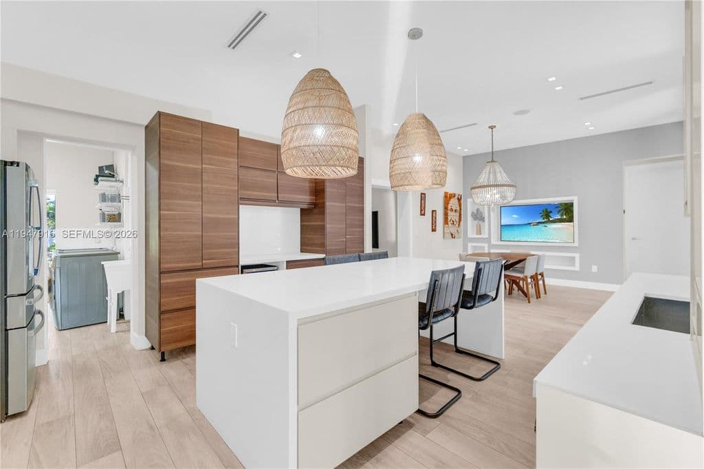 5+1 Müstakil ev — 760 NE 115th St