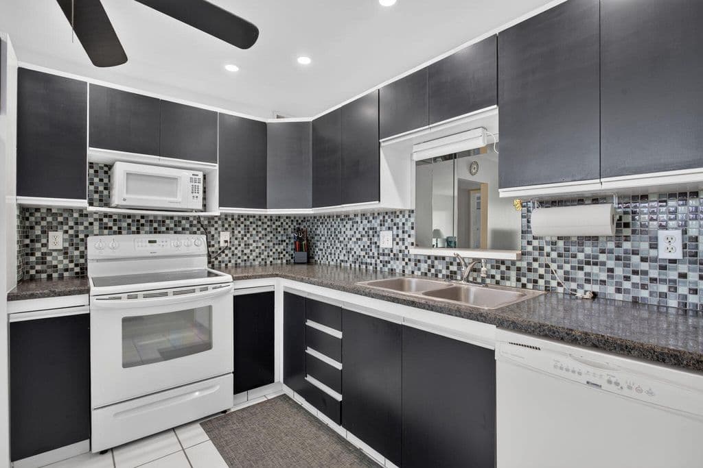 2-bedroom Condo — 2301 LUCAYA Lane #D4