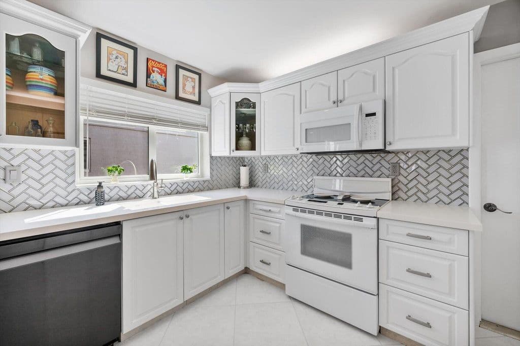 3-bedroom Single-Family Home — 15541 Dover Court