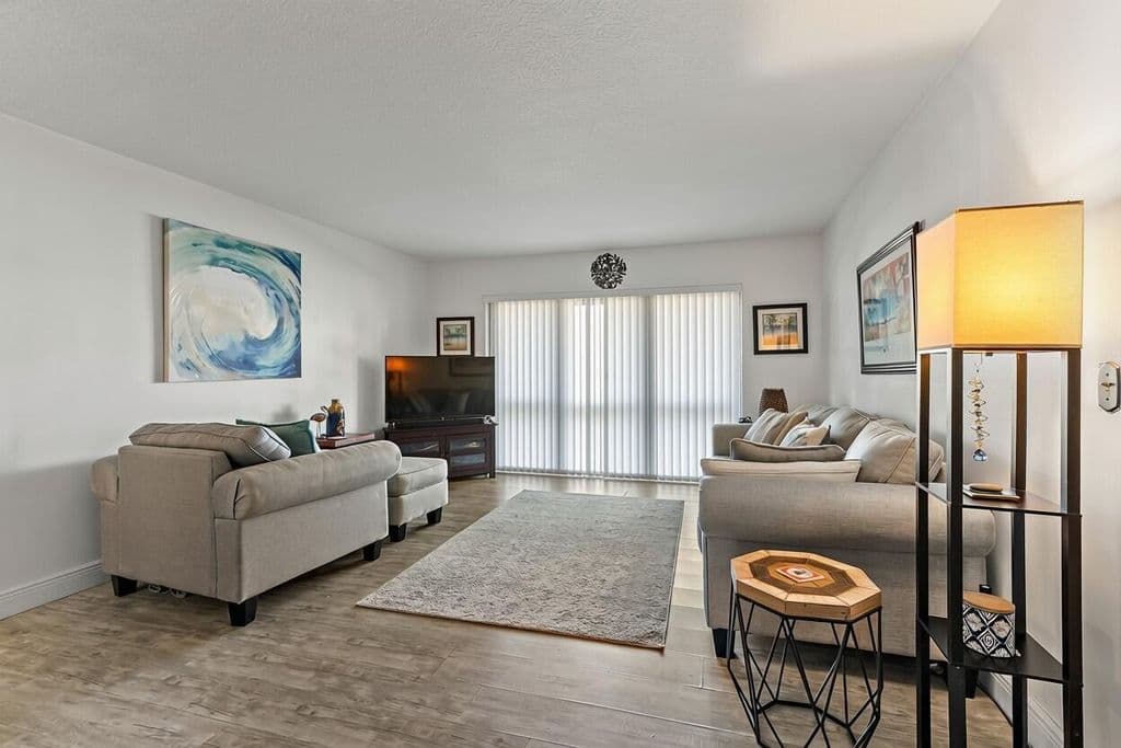 2-bedroom Condo — 1111 GREEN PINE Boulevard #F1