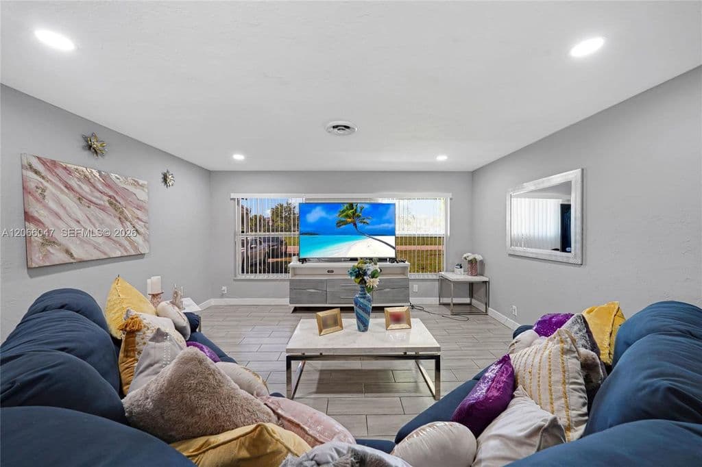 3+1 Müstakil ev — 912 NE 9th Ct