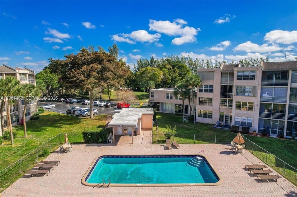 2+1 Condo — 9471 Evergreen Pl APT 104