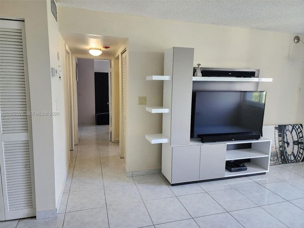 1+1 Condo — 250 180th Dr APT 301