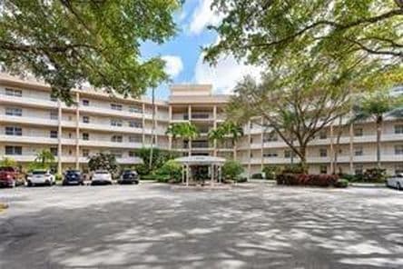 3+1 Condo — 3800 Oaks Clubhouse Drive #110