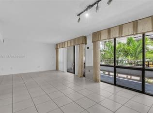 3-bedroom Condo — 13951 Kendale Lakes Cir #208A, Miami, 33183