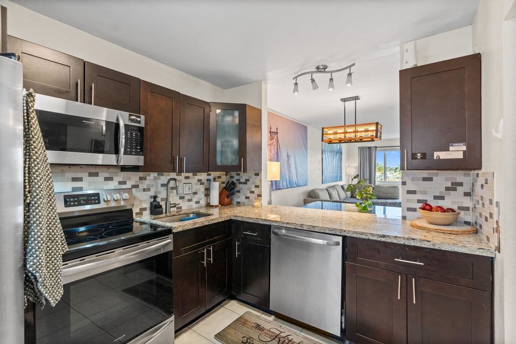 2+1 Condo — 2223 PARK Lane #210