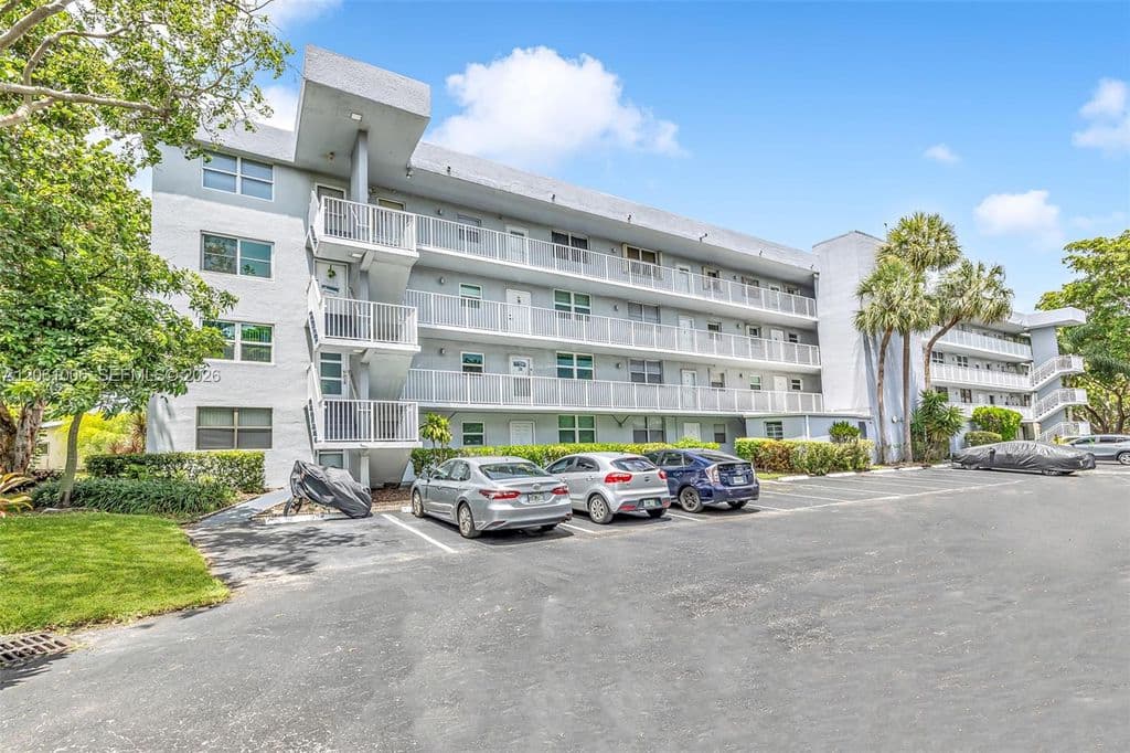 2+1 Condo — 112 Royal Park Dr APT 3A