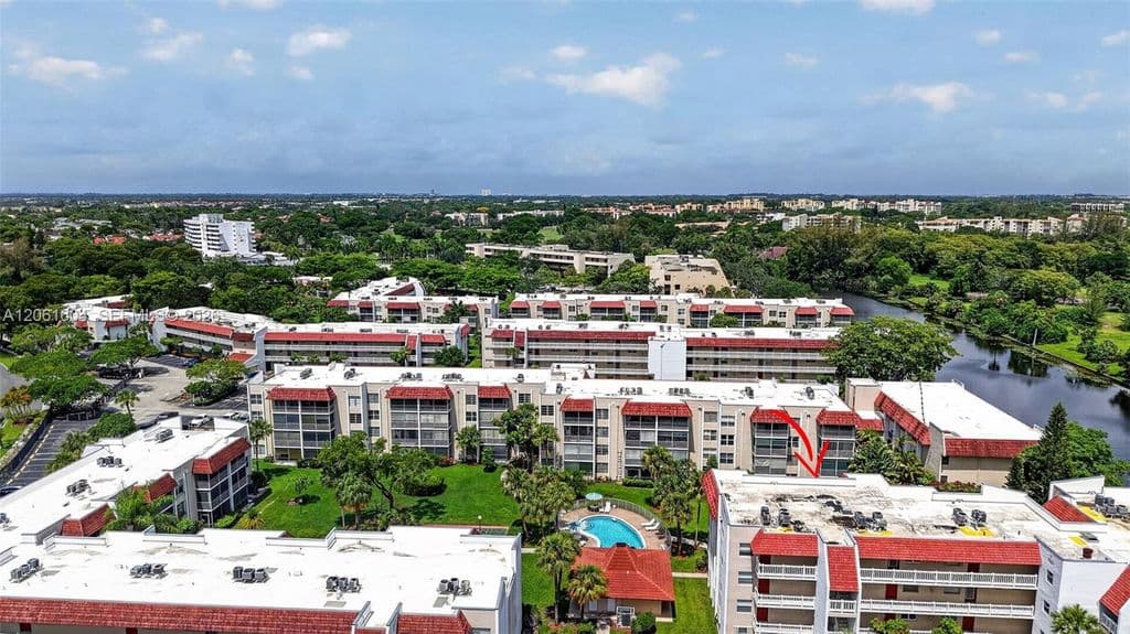 2-bedroom Condo — 3531 Inverrary Dr APT 101