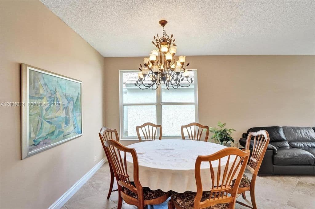 4+1 Müstakil ev — 9308 NW 8th Cir