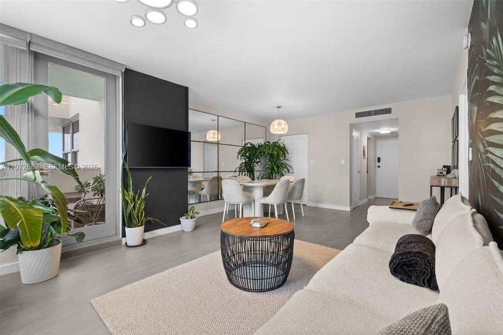 1-bedroom Condo — 2899 Collins Ave APT 1624
