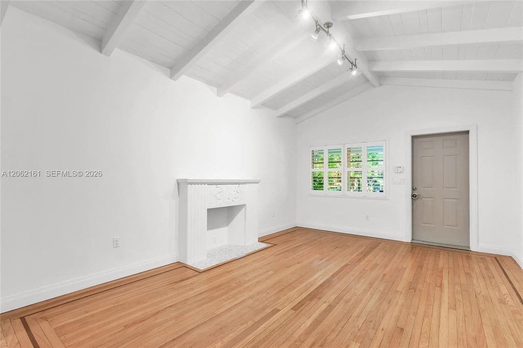 4+1 Müstakil ev — 776 NE 74th St