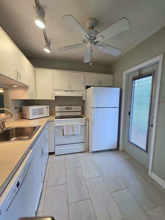 2-bedroom Condo — 5071 W OAKLAND PARK Boulevard #109