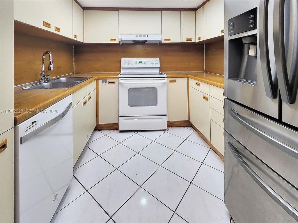 2-bedroom Condo — 9070 SW 125th Ave #A203