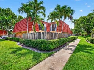 2+1 Townhouse — 719 NW 98th Cir, Plantation, 33324