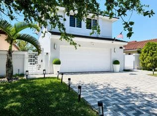 3+1 Müstakil ev — 17324 NW 63rd Ave, Hialeah, 33015