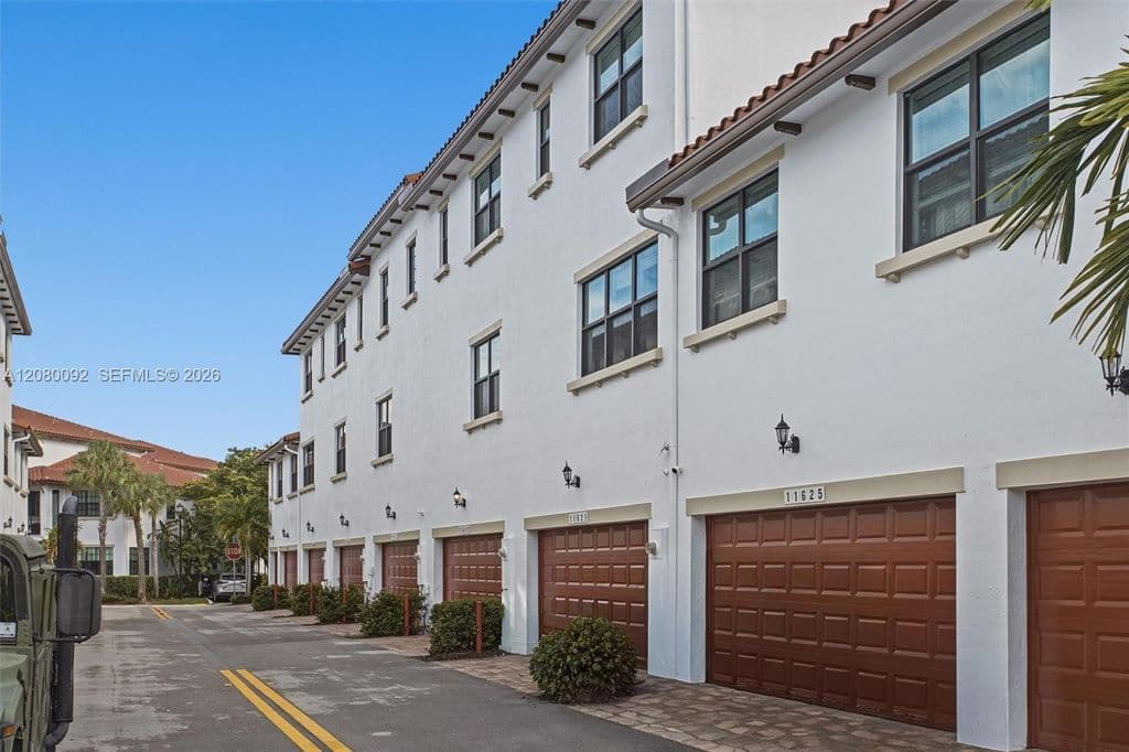 3-bedroom Property — 11621 SW 13th Ct