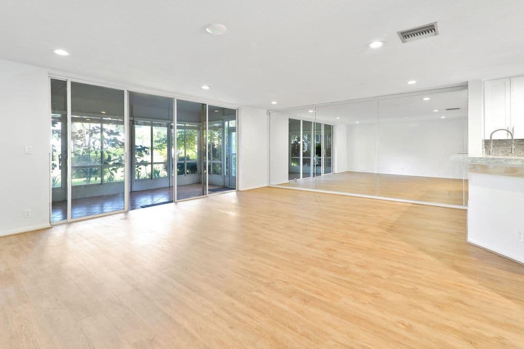 3-bedroom Condo — 6191 Old Court Road #806
