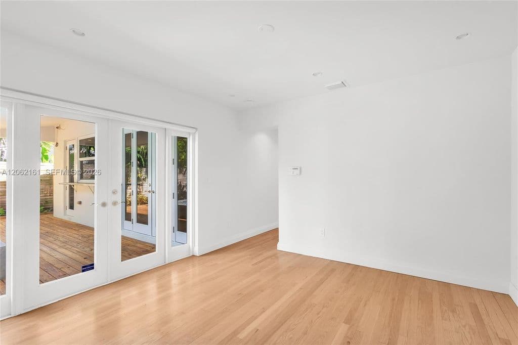 4+1 Müstakil ev — 776 NE 74th St