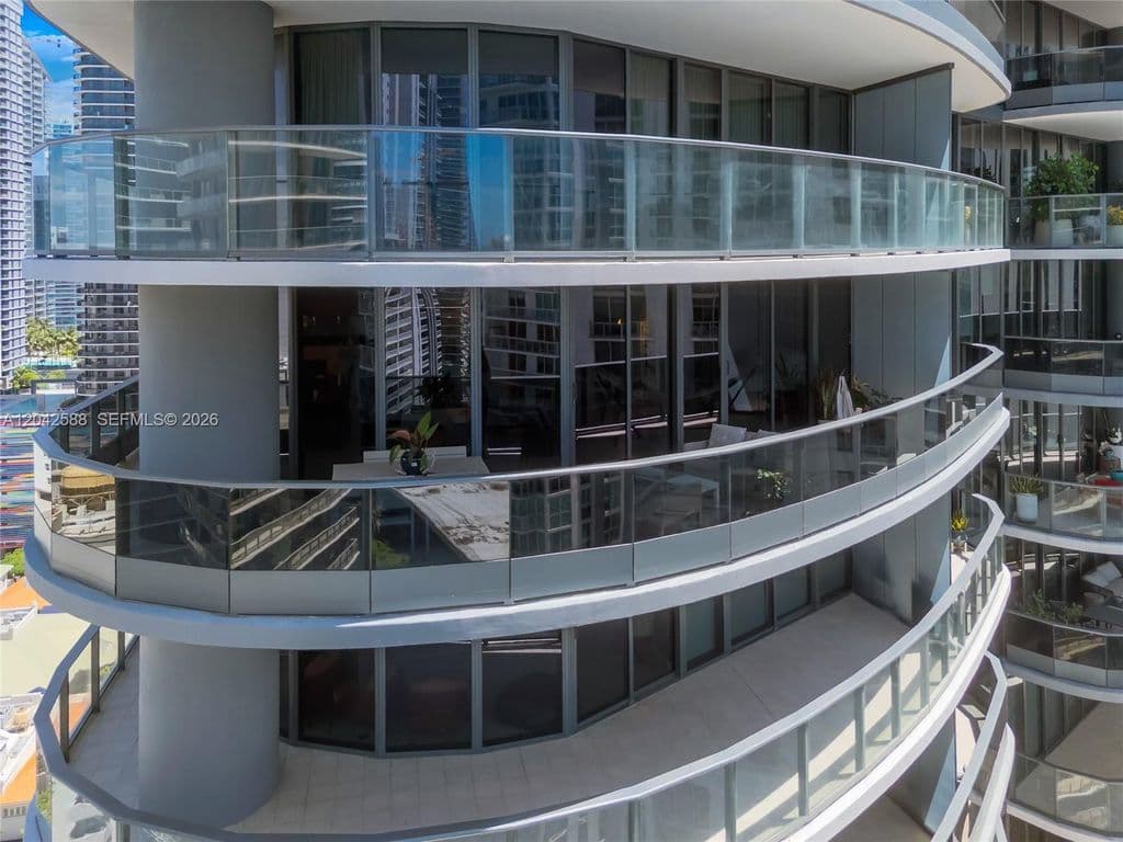3+1 Condo — 1000 Brickell Plz #2402