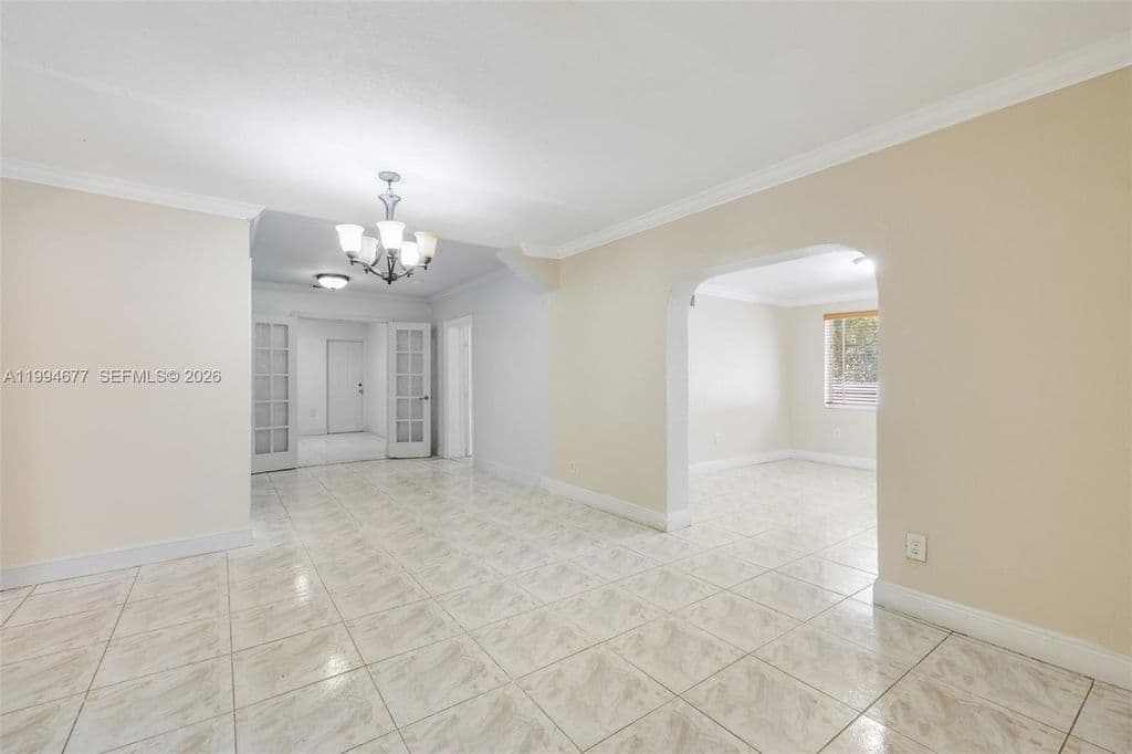4+1 Müstakil ev — 674 W 23rd St