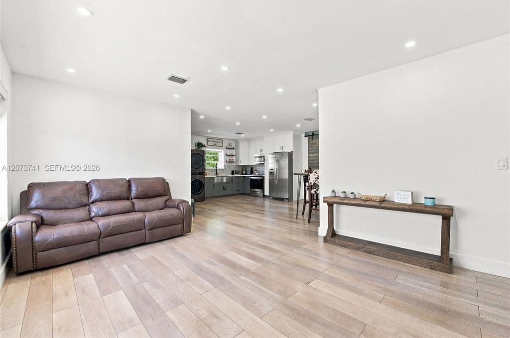 4+1 Müstakil ev — 681 W 55th Pl