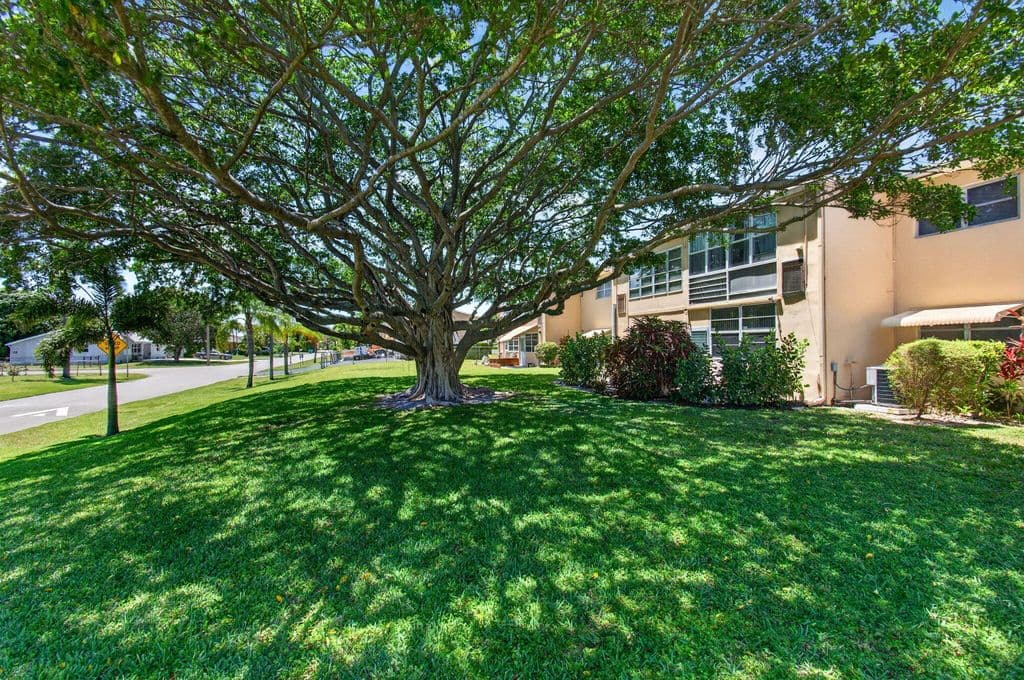 1+1 Condo — 2101 NE 1st Court #204