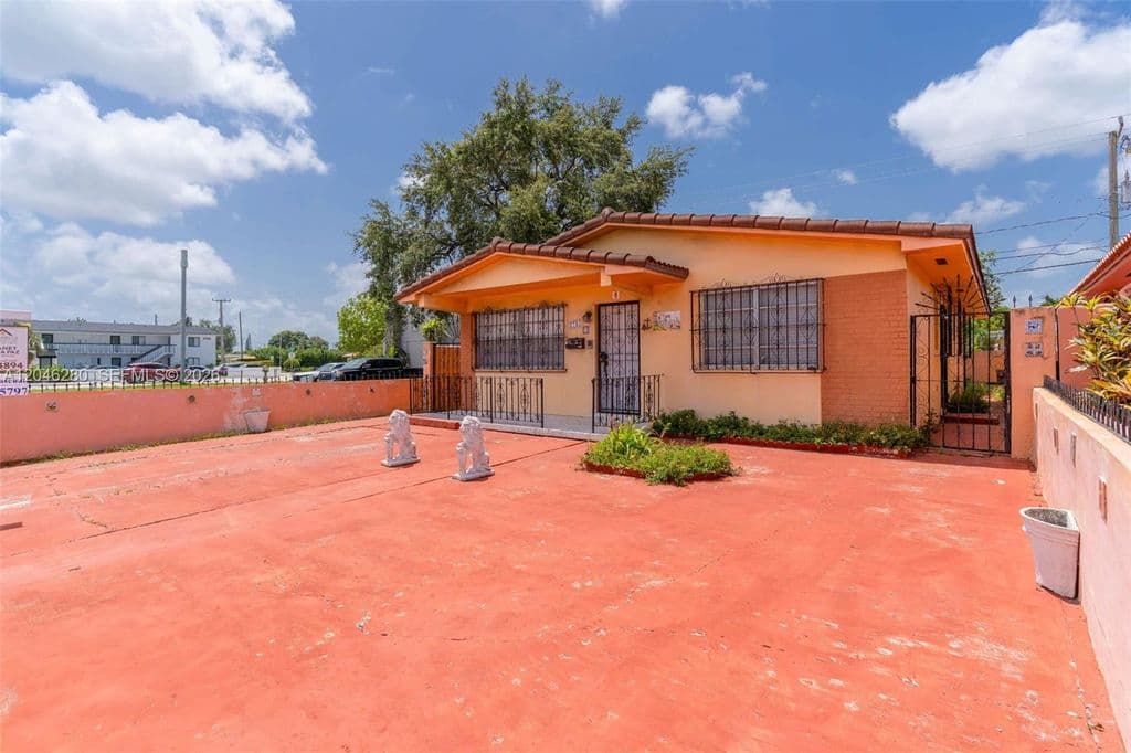 3-bedroom Single-Family Home — 6702 SW 25th Ter